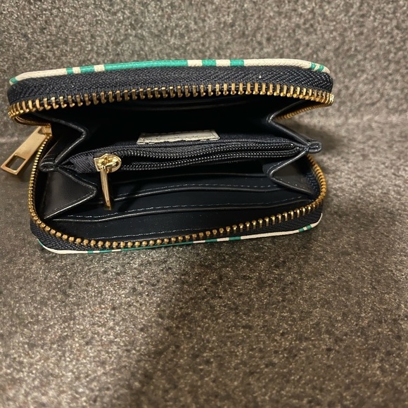 WALLET-Women’s‎ Small Green and White Wallet-Size 3”x5” - Picture 2 of 2